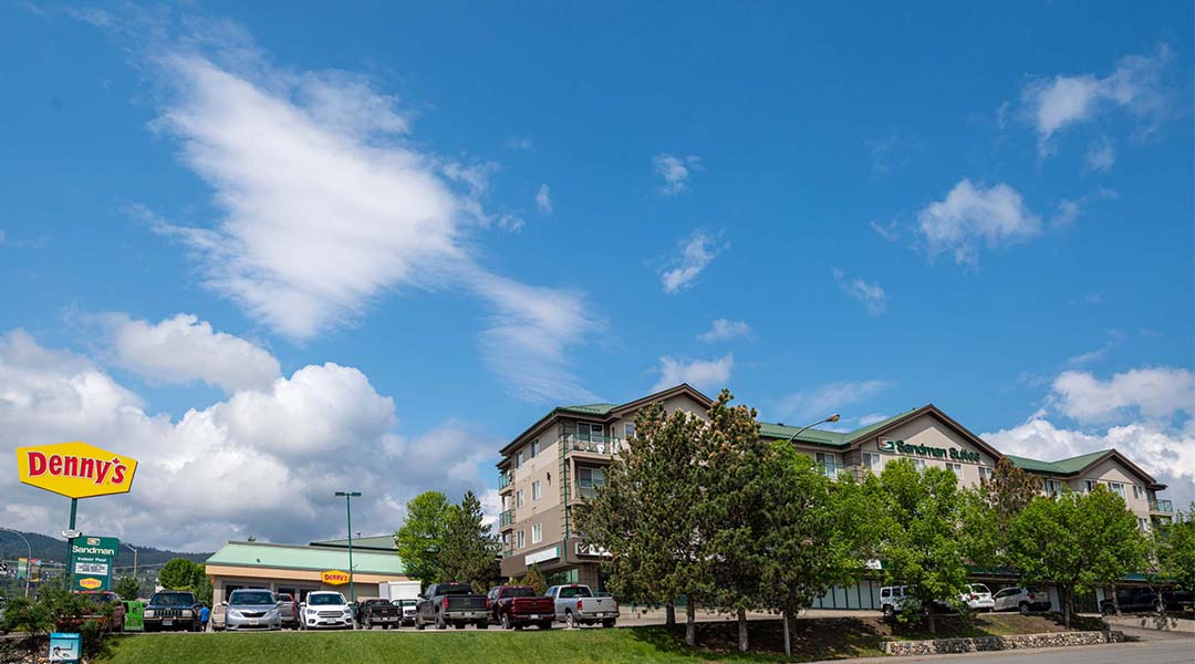 Exterior of the Sandman Hotel and Suites Williams Lake with blue sky