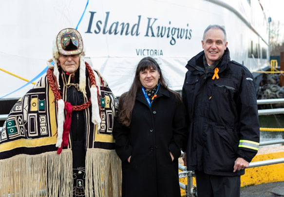 Island Kwigwis sponsors: Chief Bill Cranmer of ‘Na̲mg̲is First Nation with BC Ferries’ Planning and Business Advisor, Linda Provost along with BC Ferries President and CEO, Mark Collins.