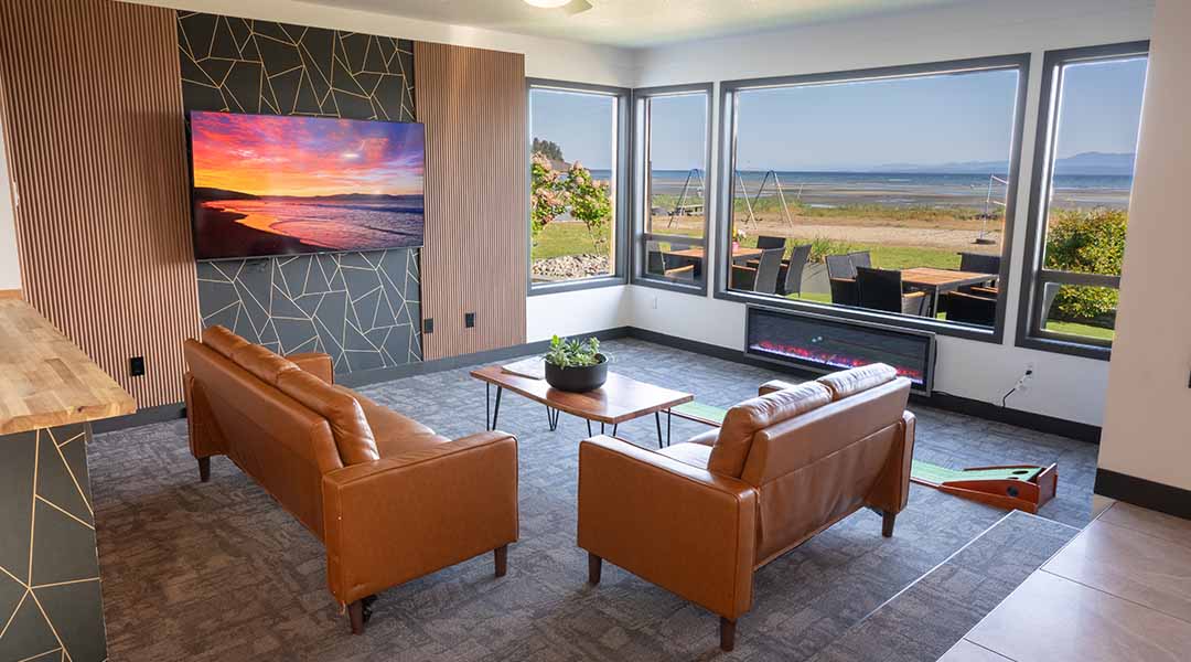 Lounge at Sea Edge Hotel with a two couches and direct access to the beach.