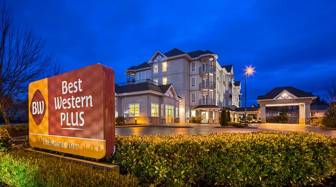 The exterior entrance and sign of the Best Western Plus Chemainus Inn in the evening