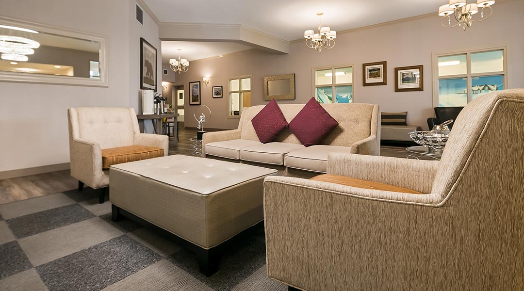 The lobby seating area at the Best Western Mountainview Inn in Golden BC
