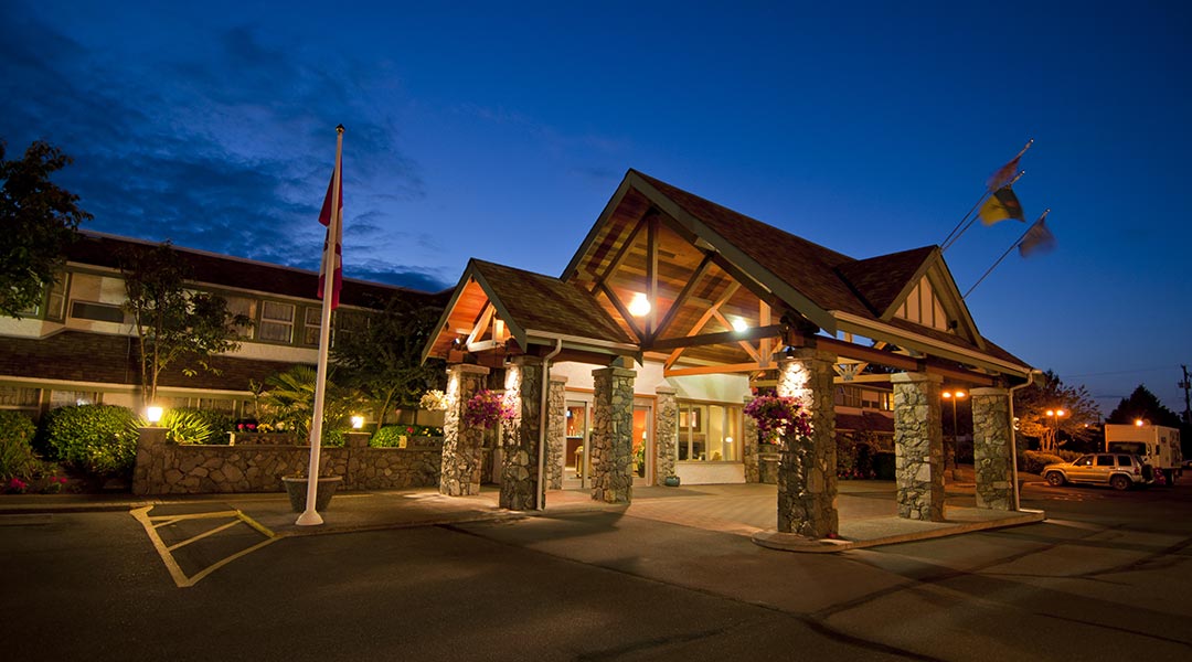 The exterior building of the Best Western Plus Emerald Isle Hotel in Sidney at night