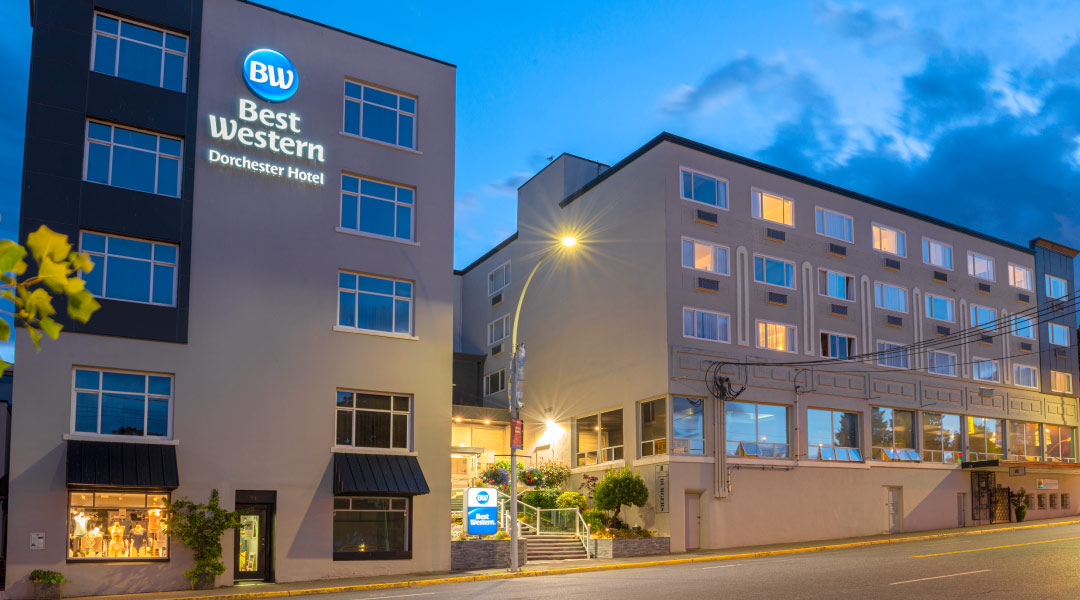 The exterior entrance of the Best Western Dorchester Hotel in Nanaimo in the evening