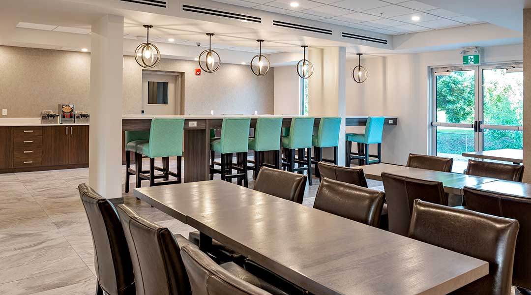 Dining tables and bar in the breakfast area at the Coast Oliver Hotel in Thompson Okanagan