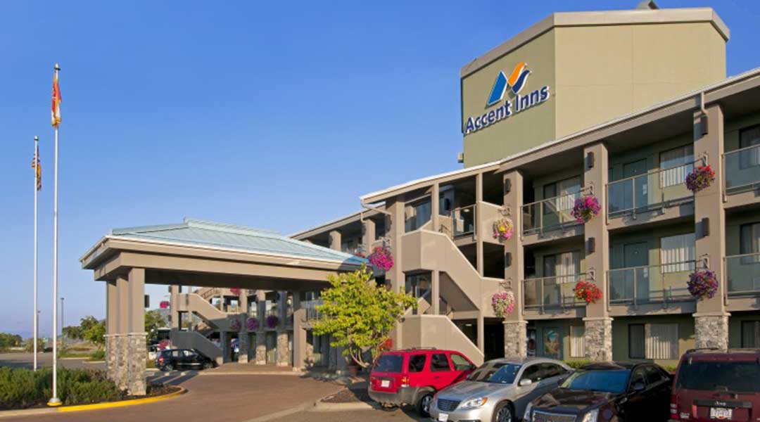 The exterior entrance and parking lot at the Accent Inns Kamloops in Thompson Okanagan