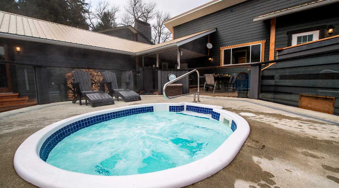 The outdoor steamy hot tub at the Bella Coola Eagle Lodge