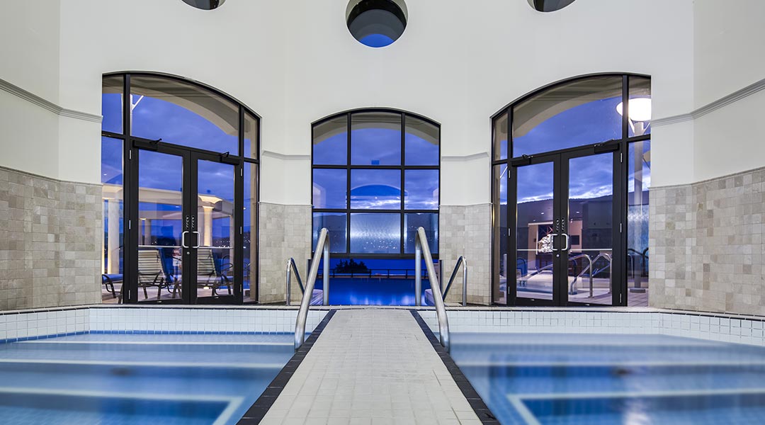 The rooftop infinity pool at The Royal Kelowna in Thompson Okanagan