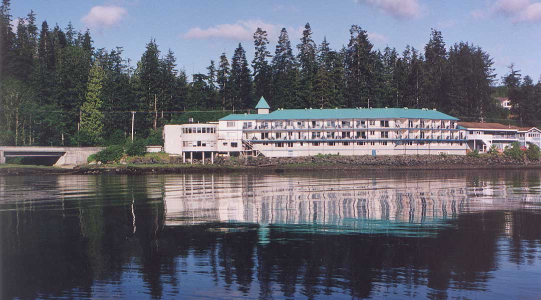 The exterior building of the Glen Lyon Inn and Suites by the oceanside in Port Hardy
