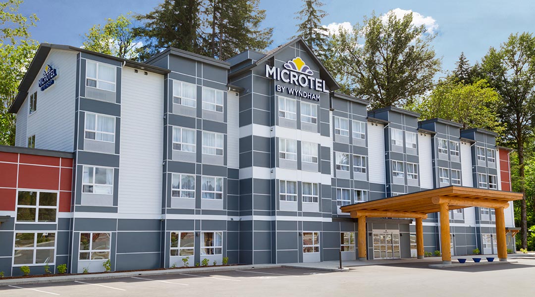 The exterior building and entrance of the Microtel Inn and Suites by Wyndham Ladysmith Oyster Bay