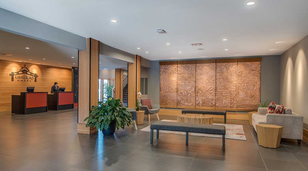 Lobby with couches and coffee table at Kwa Lilas Hotel in Port Hardy