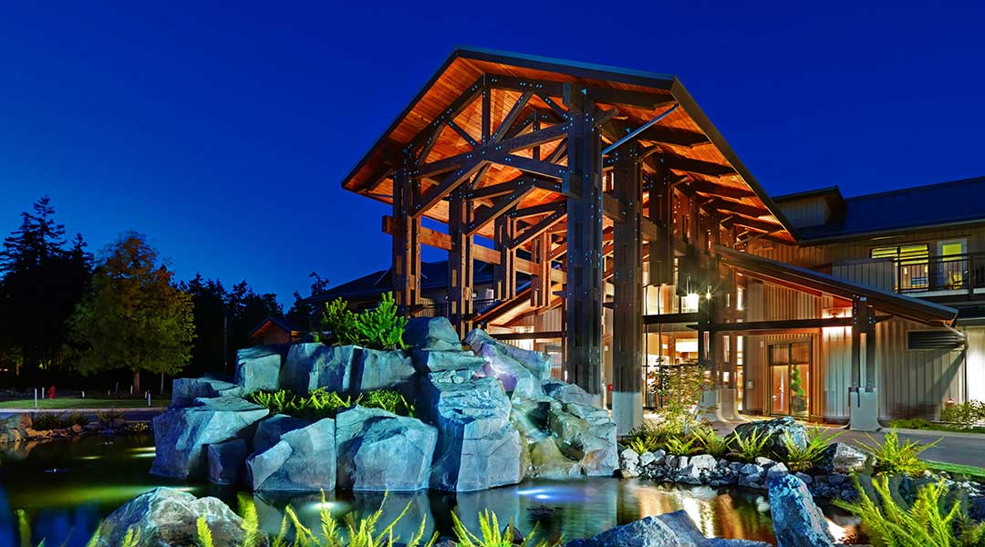 Exterior and front entrance with pond in the evening at Sunrise Ridge Waterfront Resort in Parksville