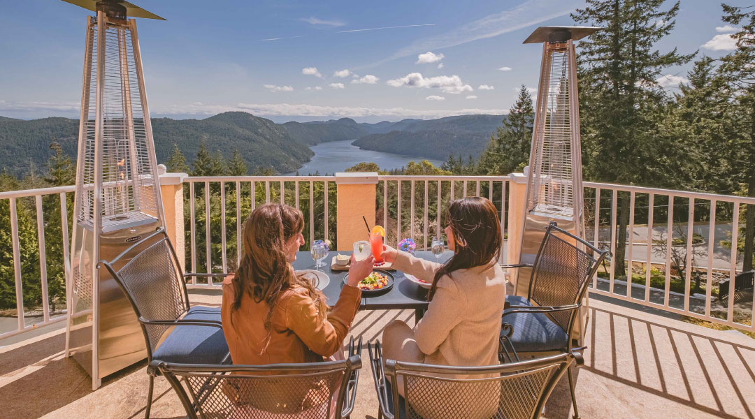 Women enjoying the patio at Villa Eyrie Resort 