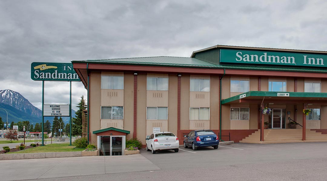 The exterior building and parking lot of the Sandman Inn Smithers in Northern BC