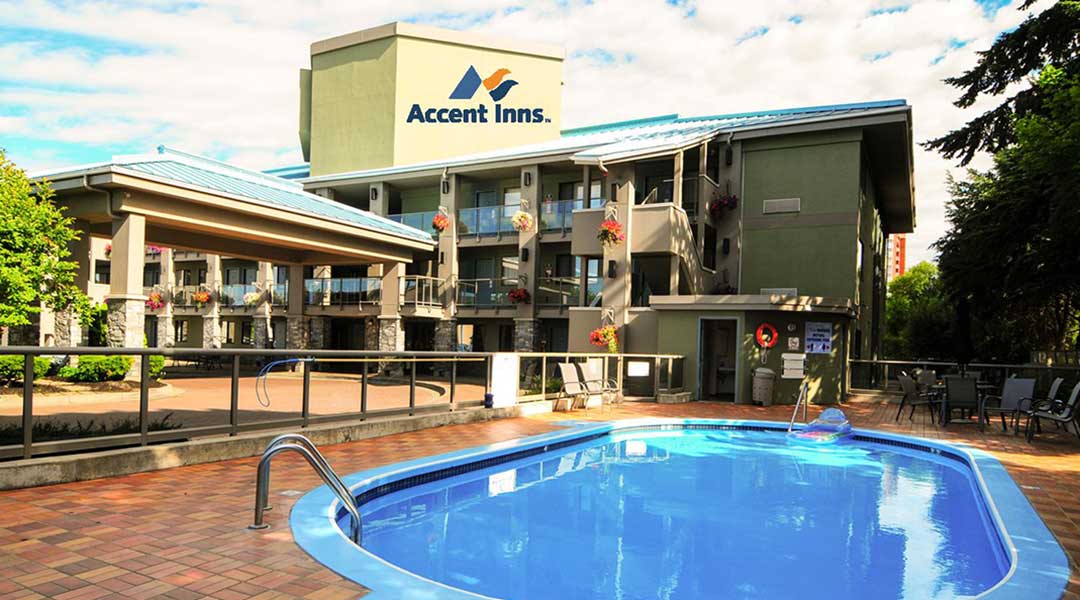 The outdoor swimming pool and exterior of the Accent Inns Kelowna in Thompson Okanagan
