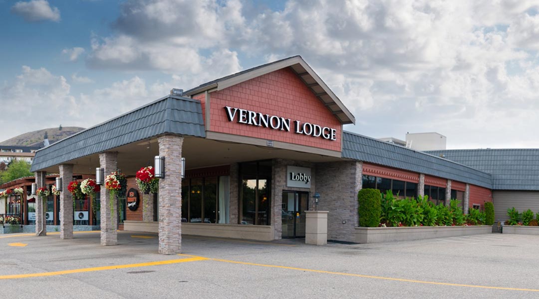 The exterior building and parking lot of the Prestige Vernon Lodge and Conference Centre in Thompson Okanagan