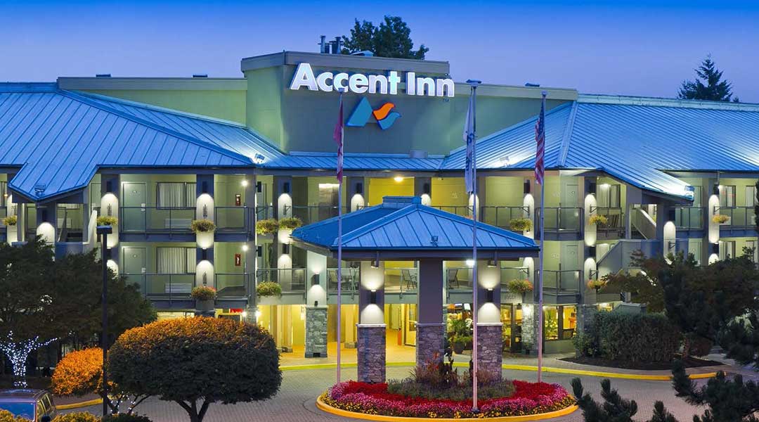 The exterior entrance of the Accent Inns Vancouver Airport in Richmond