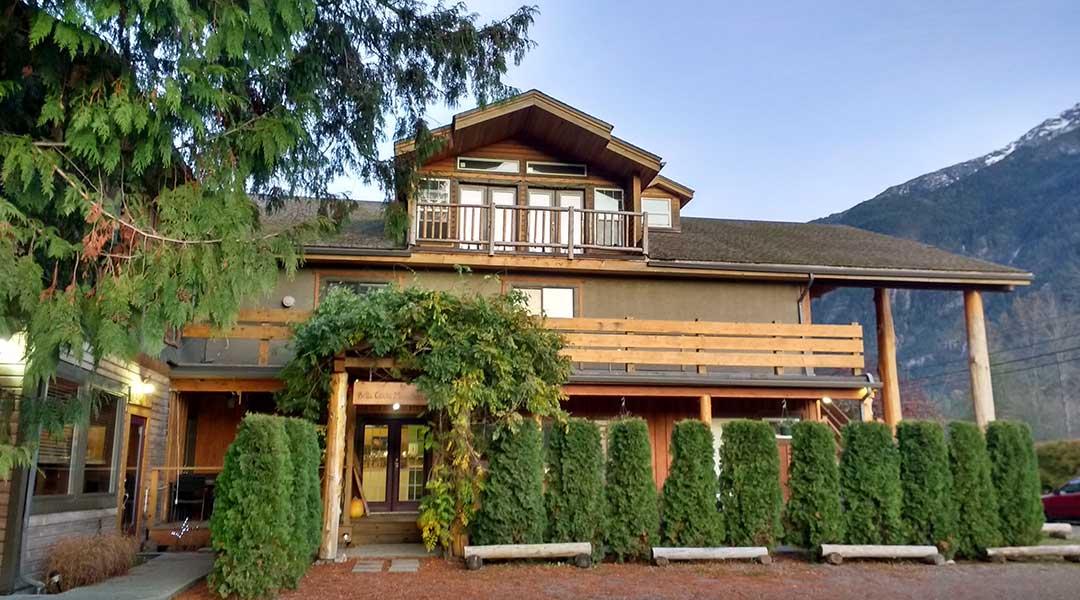 The exterior entrance of the Bella Coola Mountain Lodge