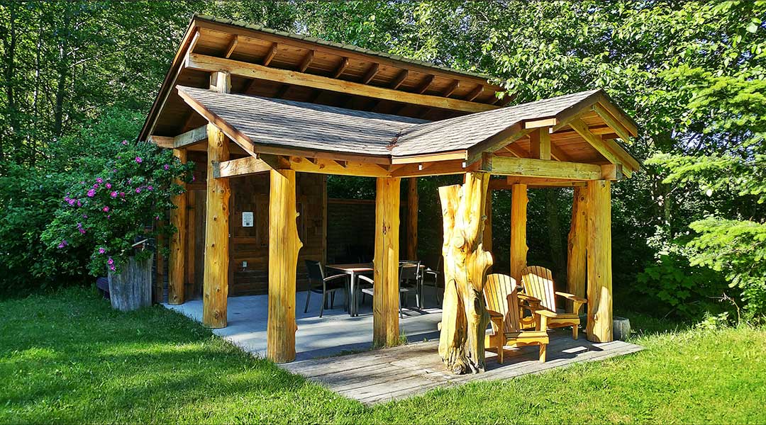 A wooden hunt on the grounds of Bella Cool Mountain Lodge